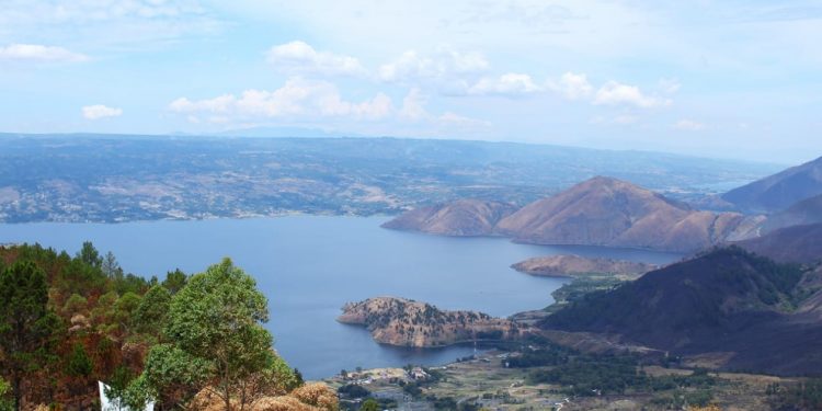 Nikmati Keindahan Danau Toba dari Menara Pandang Tele
