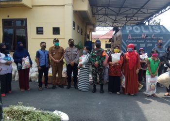 Peduli Warga, Tiga Pilar di Siantar Utara Bagikan Sembako