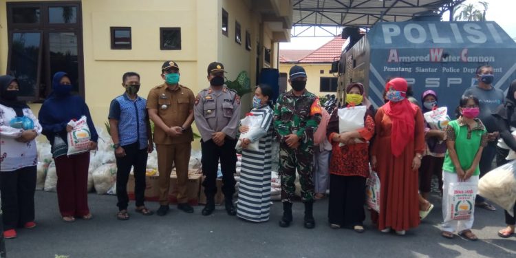 Peduli Warga, Tiga Pilar di Siantar Utara Bagikan Sembako Peduli Warga, Tiga Pilar di Siantar Utara Bagikan Sembako