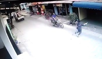 Video Seorang Wanita Terlempar Akibat Ditabrak Pengendara Motor Viral...