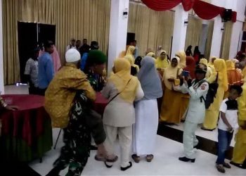 Veteran Berusia 93 Tahun Ini Digendong Prajurit Kodim 0308/Prm Menghadiri Upacara HUT RI ke-74