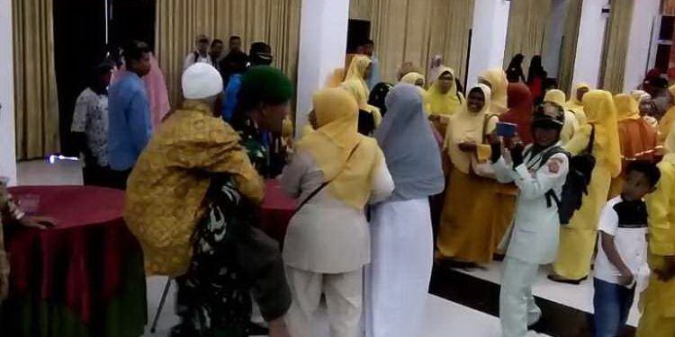 Veteran Berusia 93 Tahun Ini Digendong Prajurit Kodim 0308/Prm Menghadiri Upacara HUT RI ke-74 Veteran Berusia 93 Tahun Ini Digendong Prajurit Kodim 0308/Prm Menghadiri Upacara HUT RI ke-74