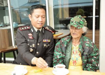 Patut Dicontoh, Kapolres Simalungun Ajak Veteran Ngopi Usai Upacara Hari Pahlawan