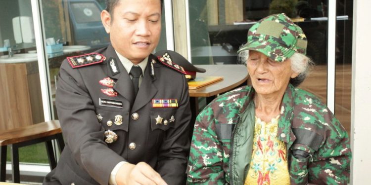 Patut Dicontoh, Kapolres Simalungun Ajak Veteran Ngopi Usai Upacara Hari Pahlawan Patut Dicontoh, Kapolres Simalungun Ajak Veteran Ngopi Usai Upacara Hari Pahlawan