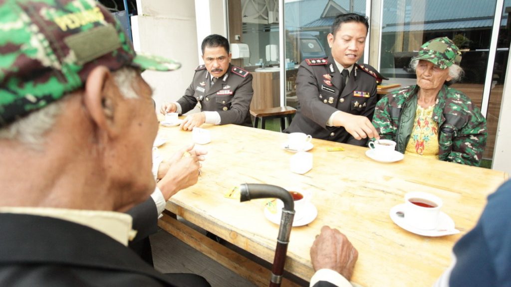 Patut Dicontoh, Kapolres Simalungun Ajak Veteran Ngopi Usai Upacara Hari Pahlawan Patut Dicontoh, Kapolres Simalungun Ajak Veteran Ngopi Usai Upacara Hari Pahlawan