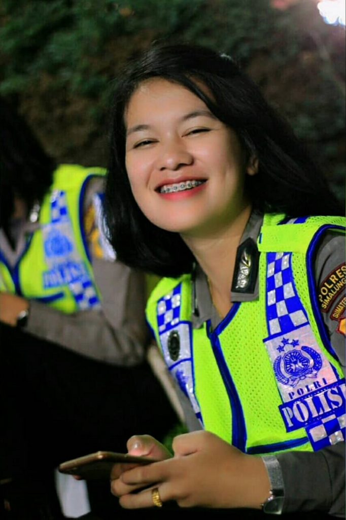 Polwan Cantik, Boru Sinaga ini Siap Amankan Liburanmu di Danau Toba