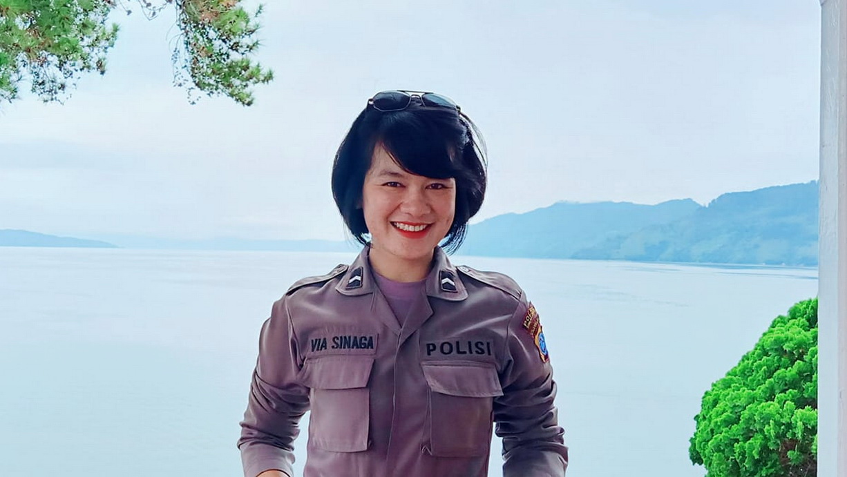 Polwan Cantik, Boru Sinaga ini Siap Amankan Liburanmu di Danau Toba