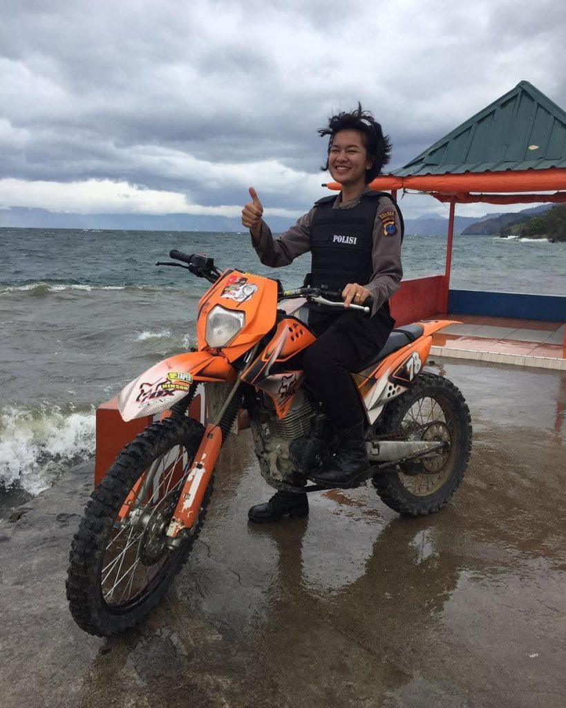 Polwan Cantik, Boru Sinaga ini Siap Amankan Liburanmu di Danau Toba