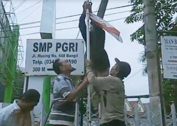 Aksi Bapak-bapak Ganti Bendera Merah Putih: Miris, Nenek Moyang Sudah Berjuang Lawan Penjajah