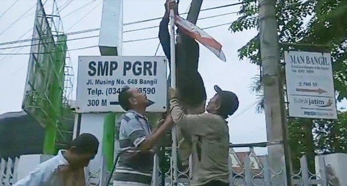 Aksi Bapak-bapak Ganti Bendera Merah Putih: Miris, Nenek Moyang Sudah Berjuang Lawan Penjajah Aksi Bapak-bapak Ganti Bendera Merah Putih: Miris, Nenek Moyang Sudah Berjuang Lawan Penjajah