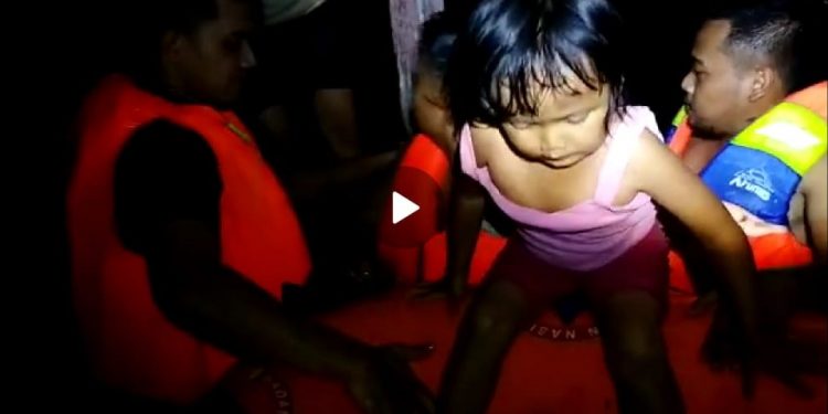 Video Satu Keluarga Terjebak Banjir di Siantar Martoba Dievakuasi Satgas BPBD Video Satu Keluarga Terjebak Banjir di Siantar Martoba Dievakuasi Satgas BPBD