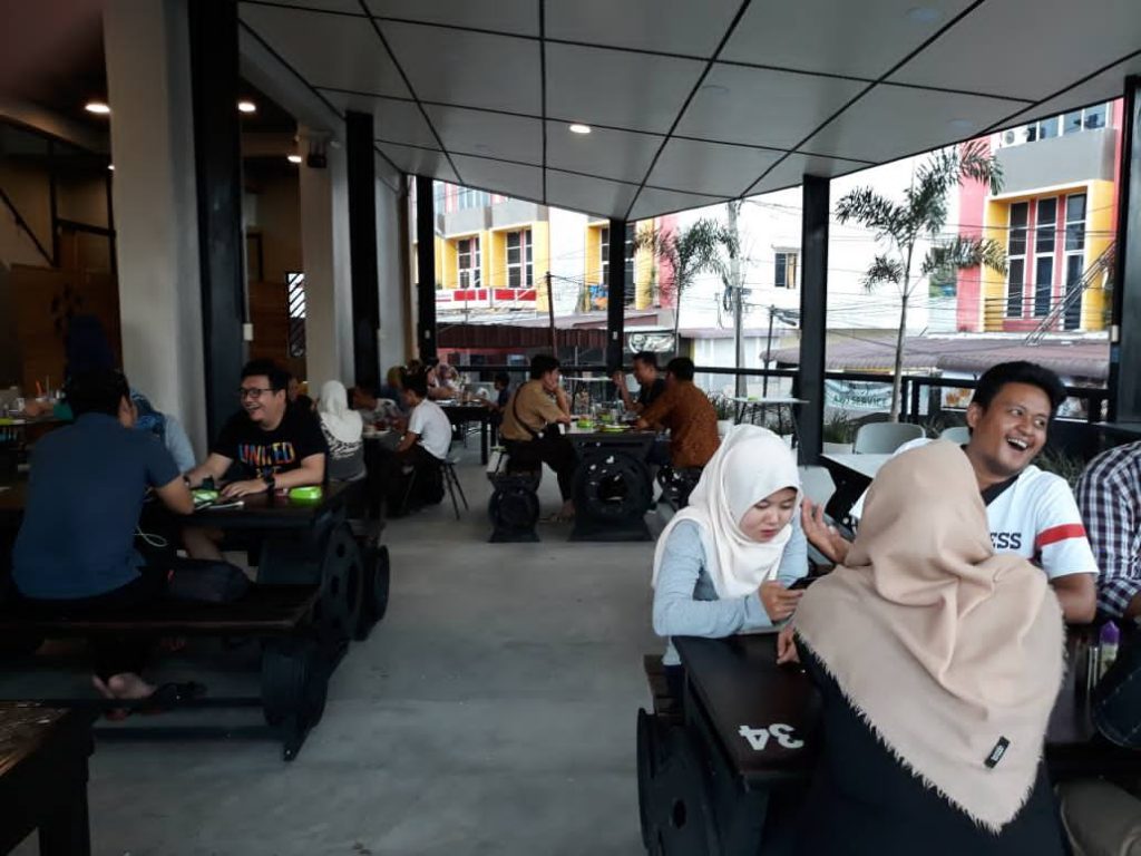 Di Kedai Kopi Vona Siantar, Pengunjung Bisa Saksikan Siaran Langsung Olahraga 3 Chanel di Satu Ruang