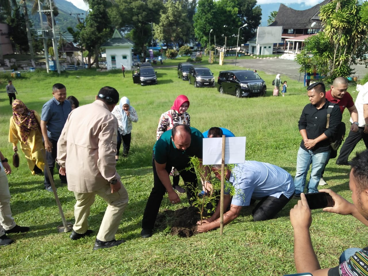 Wisata ke Danau Toba, Letjen TNI (P) Teddy Lhaksmana dan Keluarga Menanam Pohon Wisata ke Danau Toba, Letjen TNI (P) Teddy Lhaksmana dan Keluarga Menanam Pohon