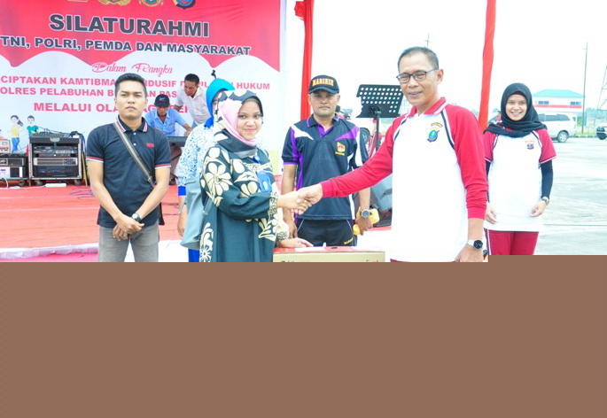 Silaturahmi TNI/ Polri, Pemda dan Masyarakat Lewat Olahraga Bersama di Belawan