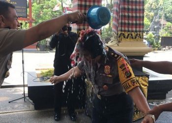 Viral, Kompol Sindar Sinaga Disiram Air oleh Kapolres