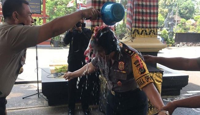 Viral, Kompol Sindar Sinaga Disiram Air oleh Kapolres