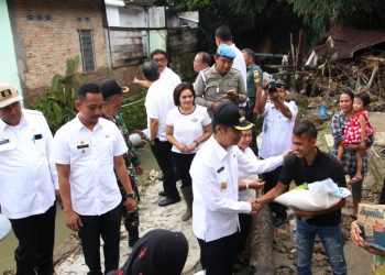 Walikota Pematangsiantar Tinjau dan Bantu Korban Banjir