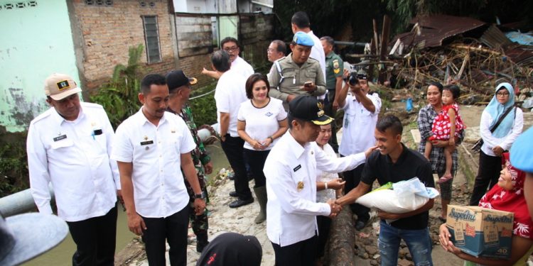 Walikota Pematangsiantar Tinjau dan Bantu Korban Banjir