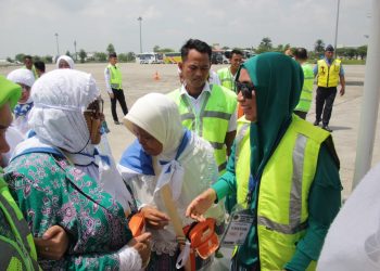 Syahputri Hutabarat Antar Jamaah Calon Haji hingga ke Tangga Pesawat