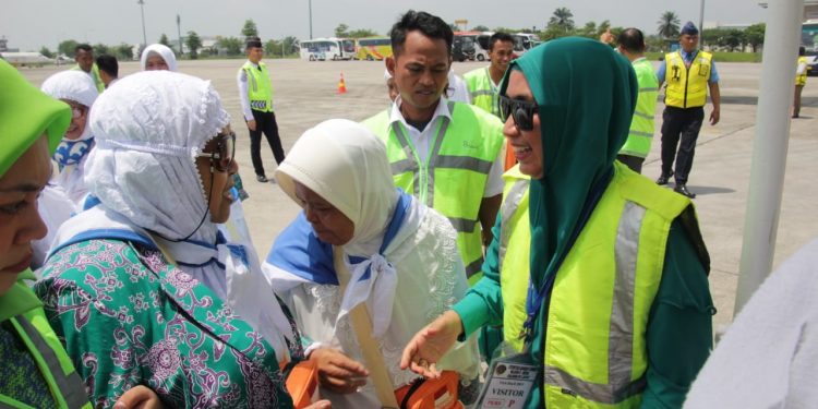 Syahputri Hutabarat Antar Jamaah Calon Haji hingga ke Tangga Pesawat