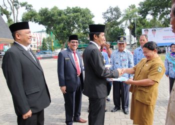 Walikota Serahkan SK Pensiun ASN Saat Upacara Peringatan Hardiknas Tahun 2018