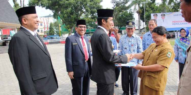 Walikota Serahkan SK Pensiun ASN Saat Upacara Peringatan Hardiknas Tahun 2018 Walikota Serahkan SK Pensiun ASN Saat Upacara Peringatan Hardiknas Tahun 2018