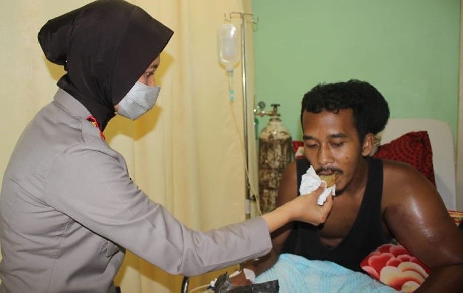 Kapolres Padangsidimpuan, AKBP Juliani Prihartini Berikan Beras Kepada Anak Yatim