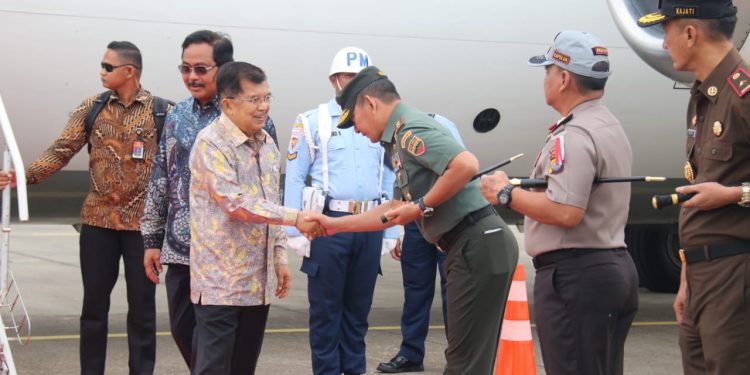 Pangdam I/BB Sambut Kedatangan Wapres RI di Batam Pangdam I/BB Sambut Kedatangan Wapres RI di Batam