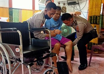Tangis Haru Keluarga Sarotona Telaumbanua, Penderita Lumpuh saat Mendapatkan Bantuan dari Kapolres Nias AKBP Deni Kurniawan
