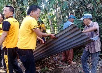 Pasca Musibah Puting Beliung, Warga dan Petugas Lakukan Pembenahan