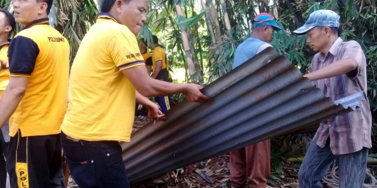 Pasca Musibah Puting Beliung, Warga dan Petugas Lakukan Pembenahan Pasca Musibah Puting Beliung, Warga dan Petugas Lakukan Pembenahan