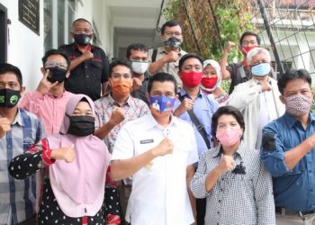 Walikota Siantar Serahkan Sertifikat kepada 15 Wartawan Berkompeten