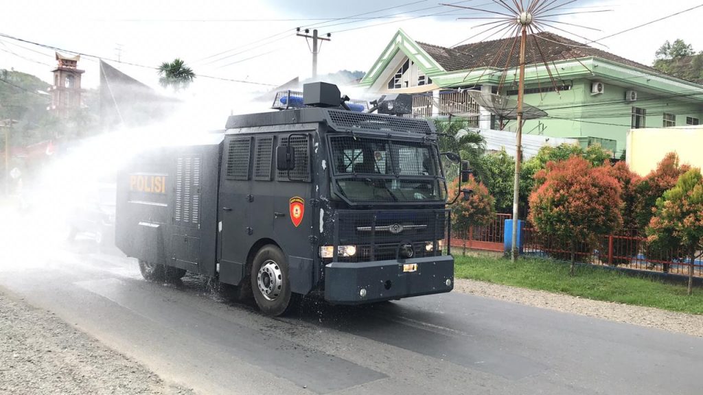 Water Canon Polres Tapteng Semprotkan 6 Ton Cairan Disinfektan Water Canon Polres Tapteng Semprotkan 6 Ton Cairan Disinfektan