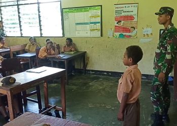 Prajurit Satgas Yonif 126 Kala Cakti Ajarkan Wawasan Kebangsaan Kepada Siswa di Papua