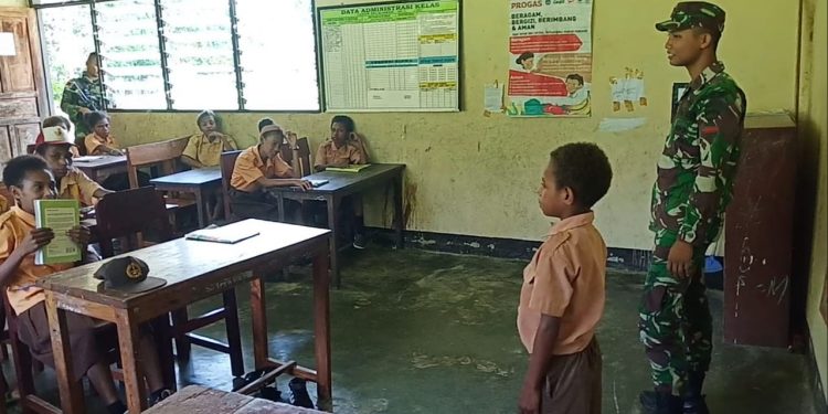 Prajurit Satgas Yonif 126 Kala Cakti Ajarkan Wawasan Kebangsaan Kepada Siswa di Papua Prajurit Satgas Yonif 126 Kala Cakti Ajarkan Wawasan Kebangsaan Kepada Siswa di Papua