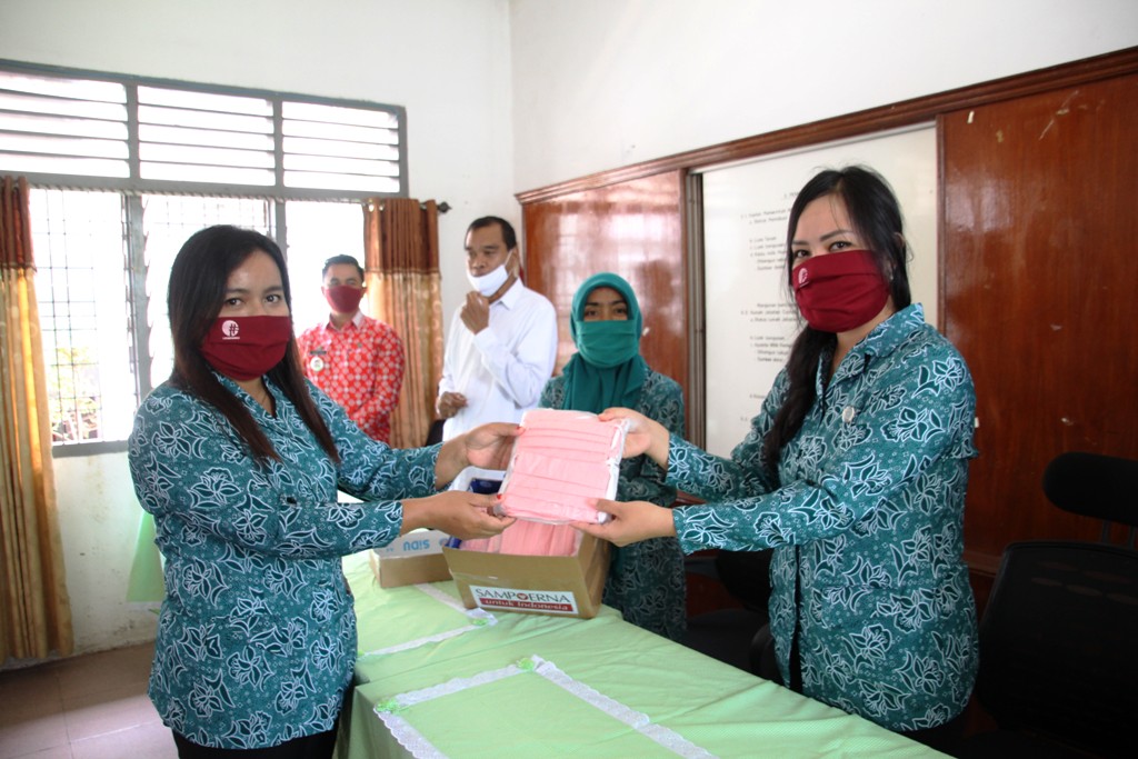 Syahputri Hutabarat Kelilingi 8 Kecamatan dan Bagikan Masker