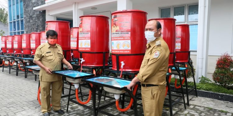 Bupati Taput kembali Salurkan Fasilitas Cuci Tangan Bupati Taput kembali Salurkan Fasilitas Cuci Tangan