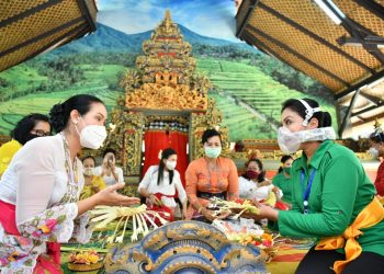 Ny.Hetty Andika Perkasa Berikan 500 Paket Sembako ke WHDI se-DKI Jakarta