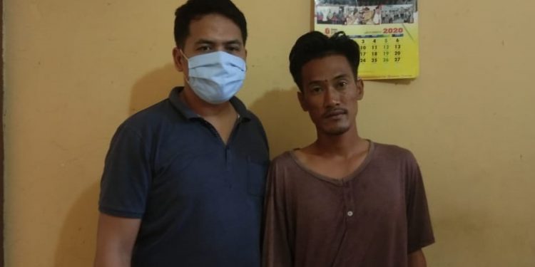 Emon Mengamuk, Hajar Ayah Kandung yang Diyakini Mainkan Istrinya Emon Mengamuk, Hajar Ayah Kandung yang Diyakini Mainkan Istrinya