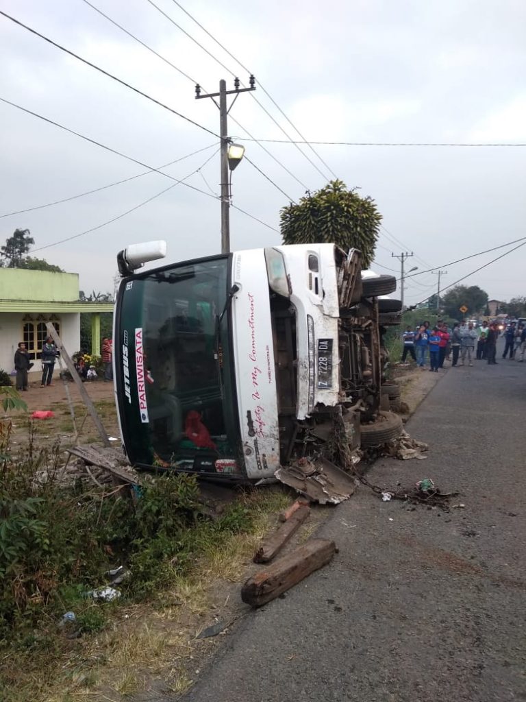 Bus Pengangkut Wisatawan asal Malaysia Terbalik di Jalin Siantar -Saribu Dolok Bus Pengangkut Wisatawan asal Malaysia Terbalik di Jalin Siantar -Saribu Dolok