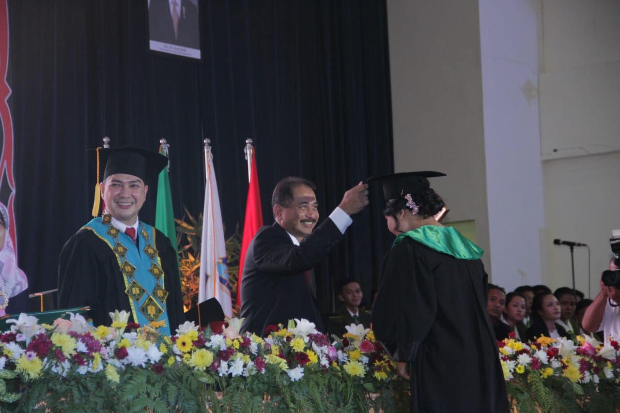 Masrani Grace Hutapea Raih Predikat Wisudawan Terbaik dan Disaksikan Menteri Pariwisata