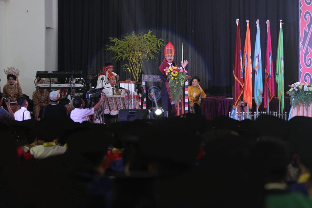 Masrani Grace Hutapea Raih Predikat Wisudawan Terbaik dan Disaksikan Menteri Pariwisata