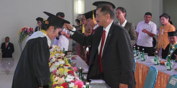 Masrani Grace Hutapea Raih Predikat Wisudawan Terbaik dan Disaksikan Menteri Pariwisata
