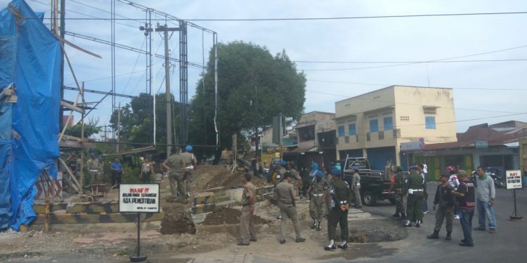 Izinnya Kadaluarsa, Billboard Maju Bersama Motor Dibongkar Satpol PP Izinnya Kadaluarsa, Billboard Maju Bersama Motor Dibongkar Satpol PP