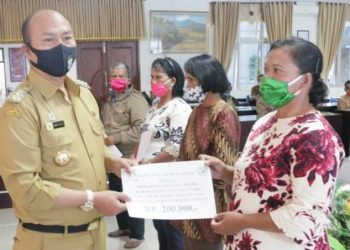 Bupati Taput Serahkan Bantuan Tahap II Bagi 1.539 Mahasiswa Tak Bisa Pulang Kampung