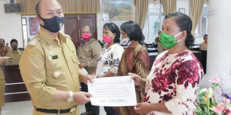 Bupati Taput Serahkan Bantuan Tahap II Bagi 1.539 Mahasiswa Tak Bisa Pulang Kampung