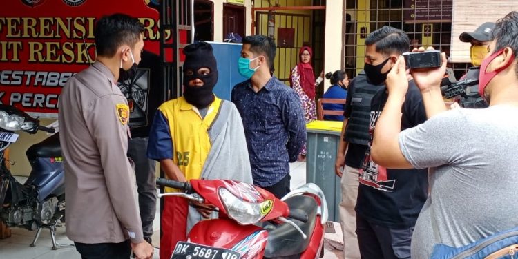 Curi HP Dari Bagasi di Parkiran Apotik, Yasir Tanjung Ditangkap dan Kaki Dijebol Timah Panas Curi HP Dari Bagasi di Parkiran Apotik, Yasir Tanjung Ditangkap dan Kaki Dijebol Timah Panas