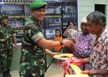 Berpuluh Tahun Tinggal di Gubuk, Kini Mesnan dan Istrinya Punya Rumah Layak Berkat Yonif 122/TS