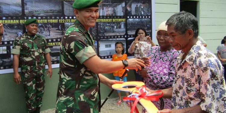 Berpuluh Tahun Tinggal di Gubuk, Kini Mesnan dan Istrinya Punya Rumah Layak Berkat Yonif 122/TS Berpuluh Tahun Tinggal di Gubuk, Kini Mesnan dan Istrinya Punya Rumah Layak Berkat Yonif 122/TS