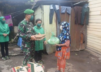 Batalyon Infanteri 123/Rajawali Bagikan Sembako dan Masker di Padangsidimpuan